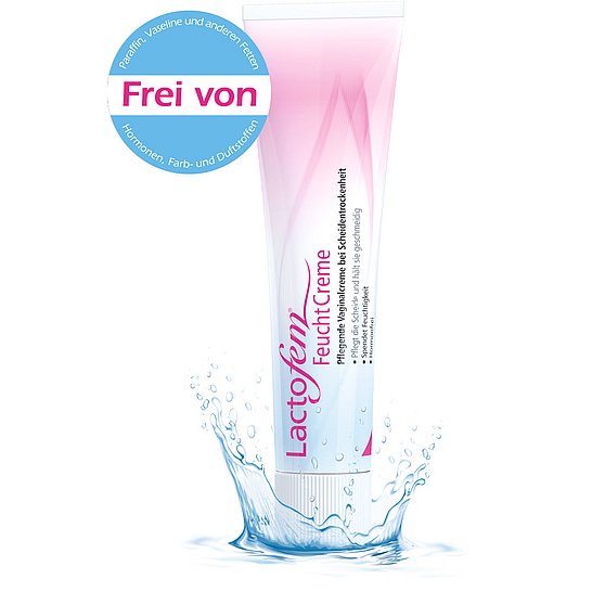 Aufrecht stehende Tube der LactoFem FeuchtCreme mit einem Wasserspritzer, mit einem Etikett, das hervorhebt, dass das Produkt frei von Hormonen, Farb- und Duftstoffen, Paraffin, Vaseline und anderen Fetten ist.